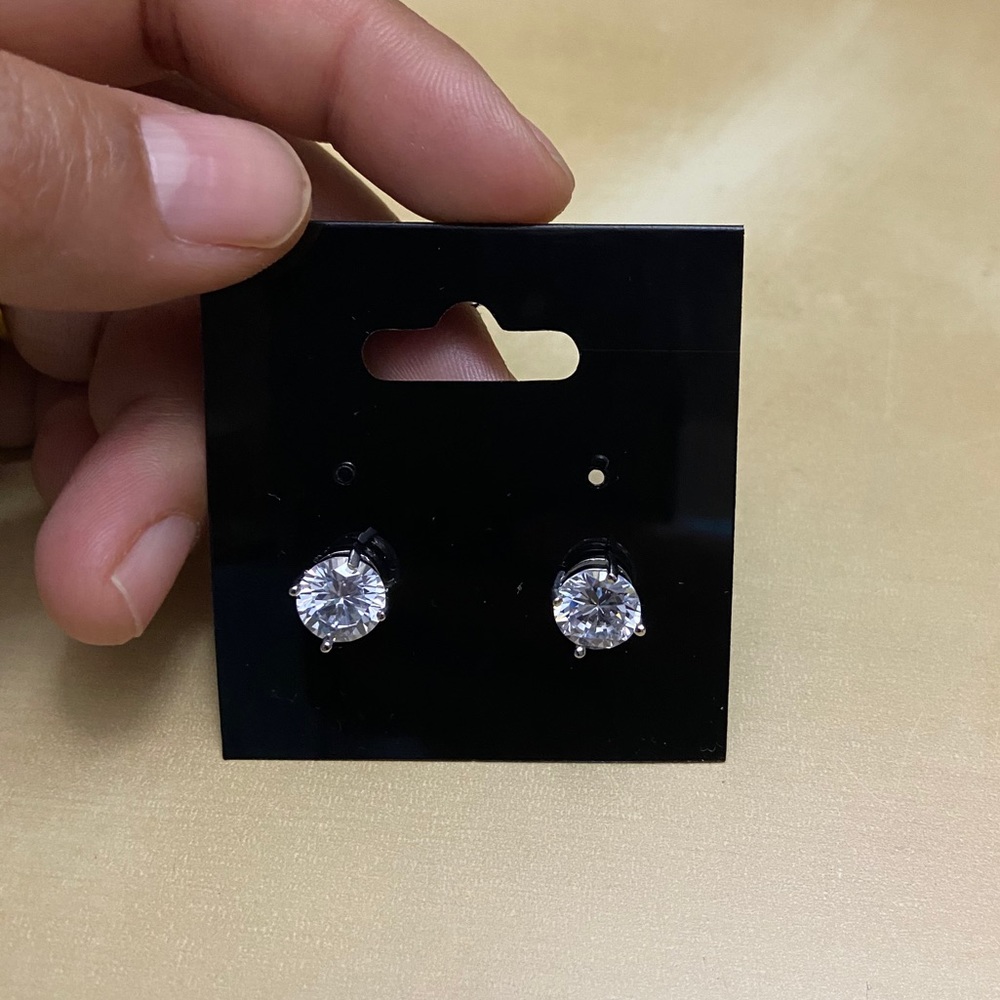 Silvertone stud earring - Picture 3 of 5